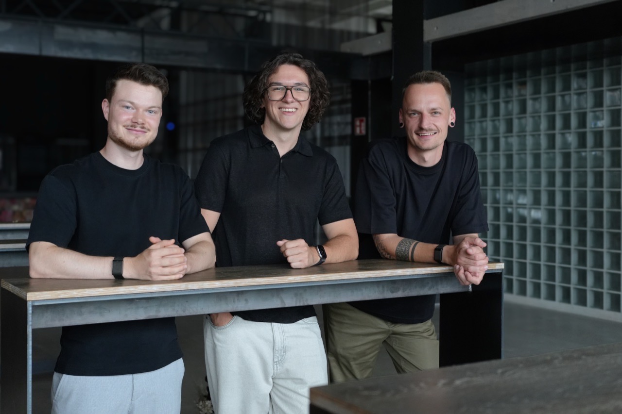 Patrick, Stefan und Peter, die drei Gründer von nonoise.digital, an einem Tisch